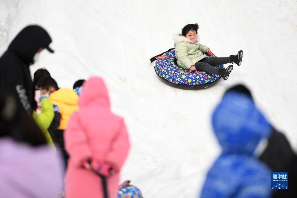 甘粛省蘭州市にある北山林場で開幕した氷雪カーニバルで、雪上レクリエーションを體験する観光客（12月25日撮影?陳斌）。