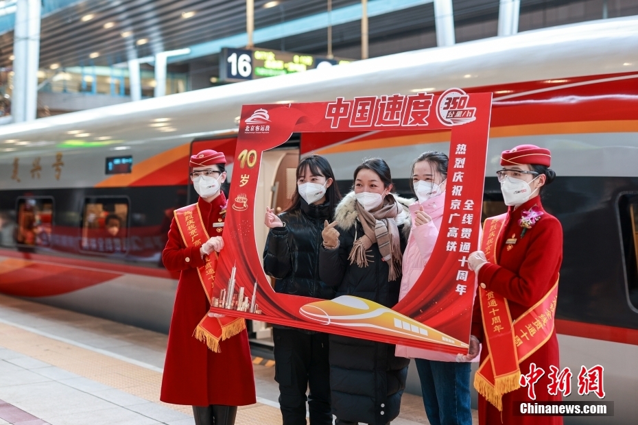 北京西駅のホームで、記念寫真を撮影するG891號車の乗客（12月26日撮影?賈天勇）。