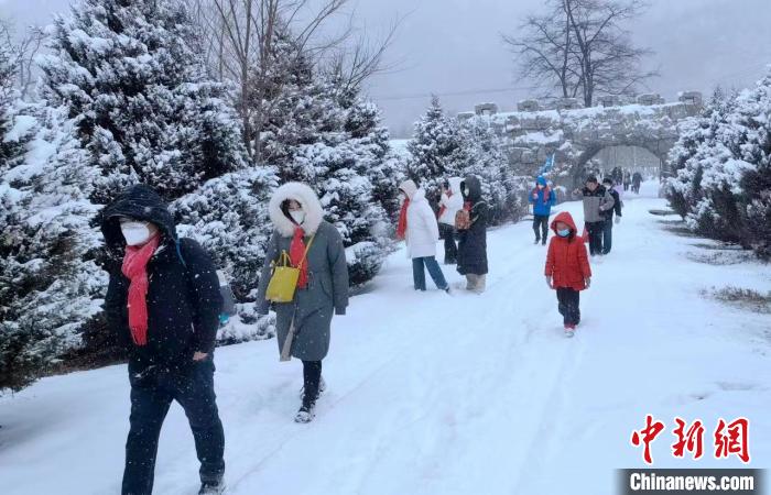 特別観光列車で秦嶺駅に到著し、雪の中を移動する乗客（寫真提供?中國鉄路西安局集団有限公司）。