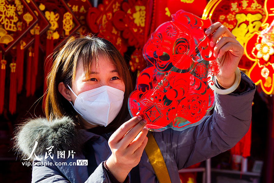 新年の飾りを購(gòu)入する市民（撮影?姜樺/寫(xiě)真著作権は人民図片が所有のため転載禁止）。