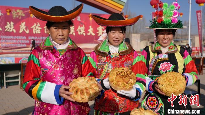 自作の年饃を見せる土族の女性（撮影?馬金山）。