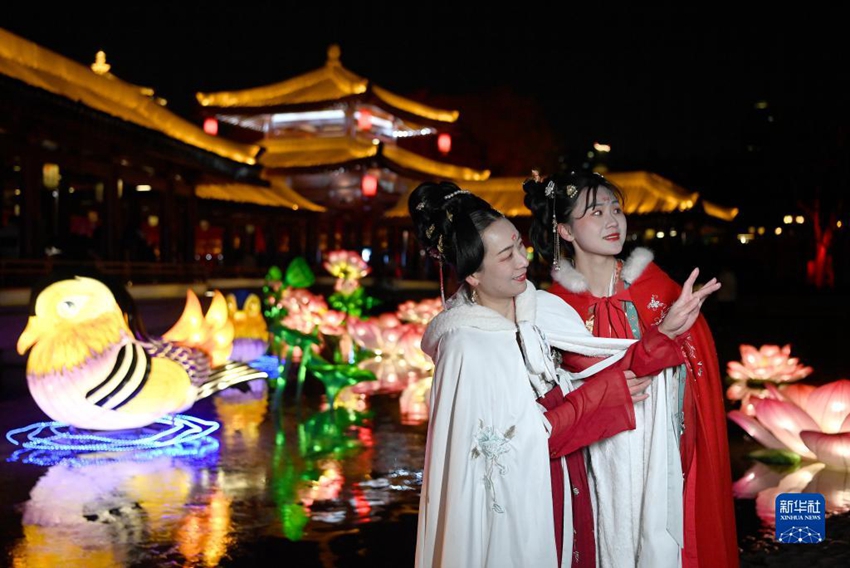 古都?長安の夜空に輝く花提燈　陝西省西安の大唐芙蓉園