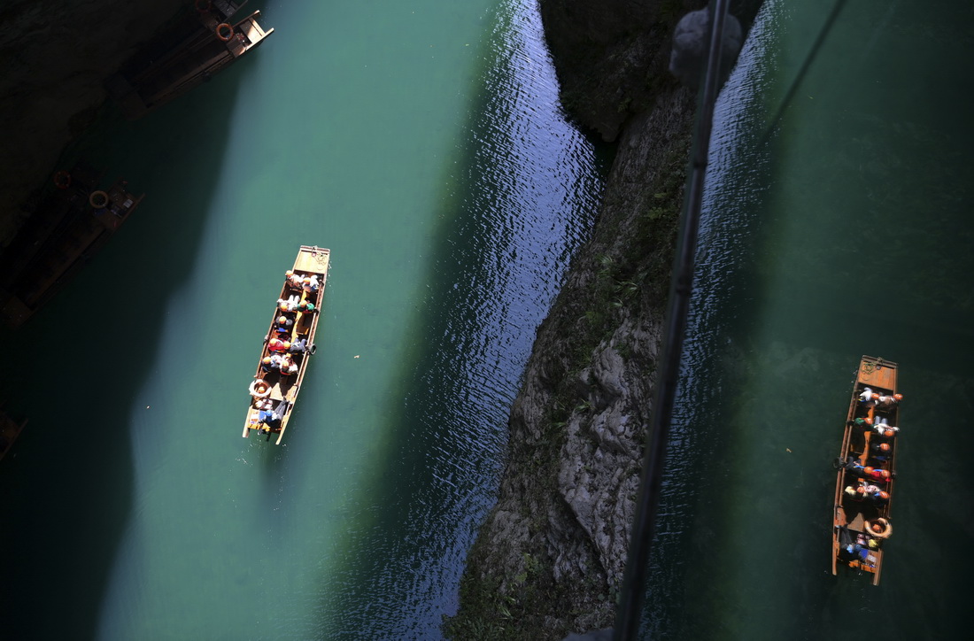 翡翠色に澄み渡る水面を進(jìn)む船に乗って眺める絶景　湖北省