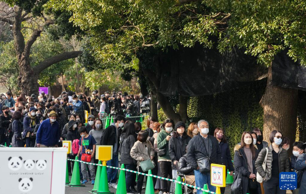 上野動物園のパンダ「シャンシャン」が21日に中國返還　別れ惜しむファン　中國と日本の協定で今月21日に中國に返還されることになっている東京上野動物園のメスのパンダ?香香(シャンシャン)が19日、最後の観覧日を迎えた。同日、大勢のファンが別れを惜しみ、シャンシャンに祝福の言葉を送っていた。