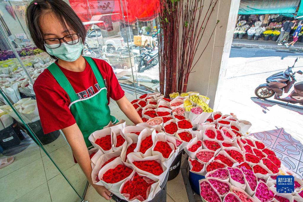 タイの首都バンコクにあるパーク?クローン花市場で、雲南産の生花を運ぶスタッフ（2月21日撮影?王騰）。