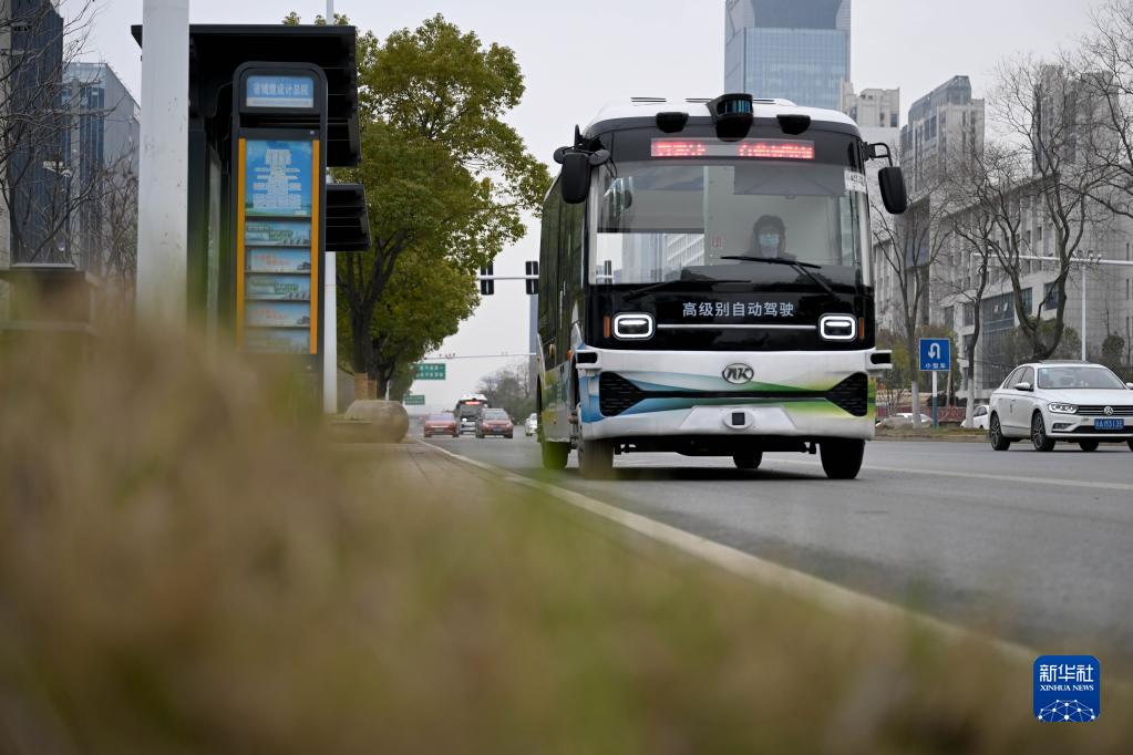 バス停から出発する自動運転バス（2月22日撮影?張端）。