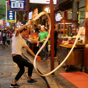 往來の中の手品師