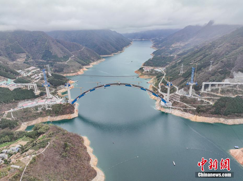 天峨竜灘特大橋の建設現場（3月19日撮影?陳冠言）。