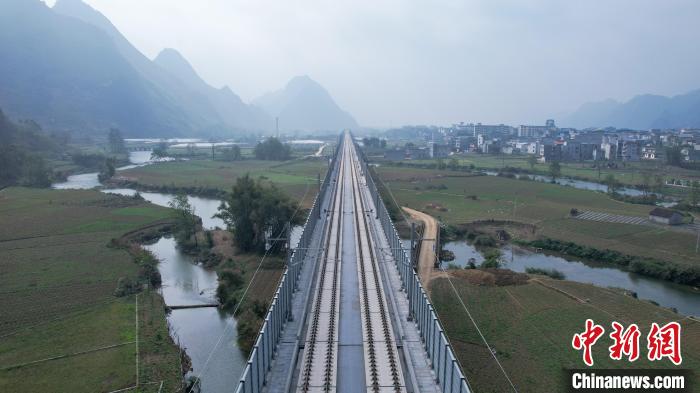 濕地帯に架けられた澄江雙線特大橋（撮影?王以照）。