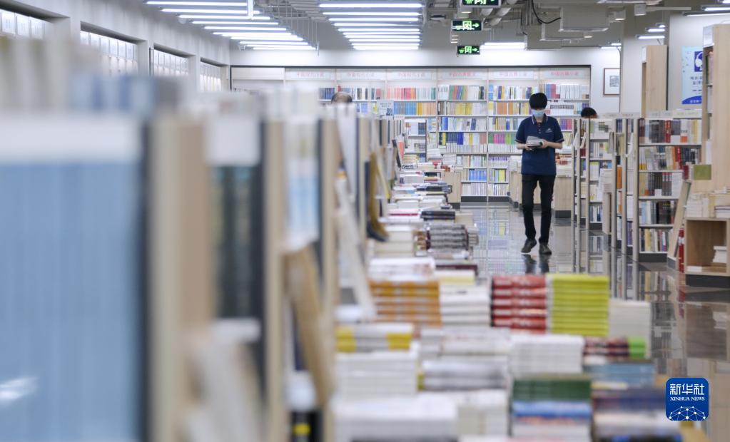 北京市の美術館近くにある書店で本を購入する買い物客（4月22日撮影?李欣）。