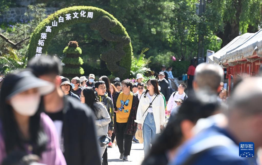 メーデー5連休を楽しむ人々　2日目の各地の様子