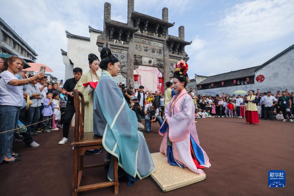 浙江省建徳市梅城鎮(zhèn)厳州古城で行われた水上婚禮パフォーマンス（5月3日撮影?徐昱）。