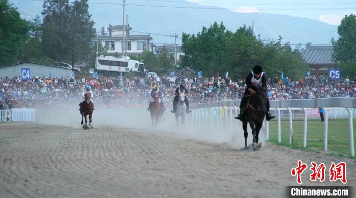 大理三月街民族フェスティバルの競馬大會の様子（撮影?杜瀟瀟）。