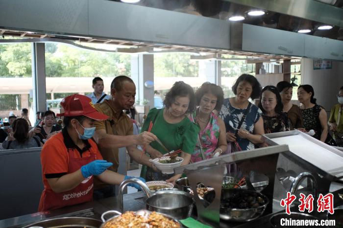 ベトナム人観光客約400人が中國で人気の「タニシ麺」味わう　広西