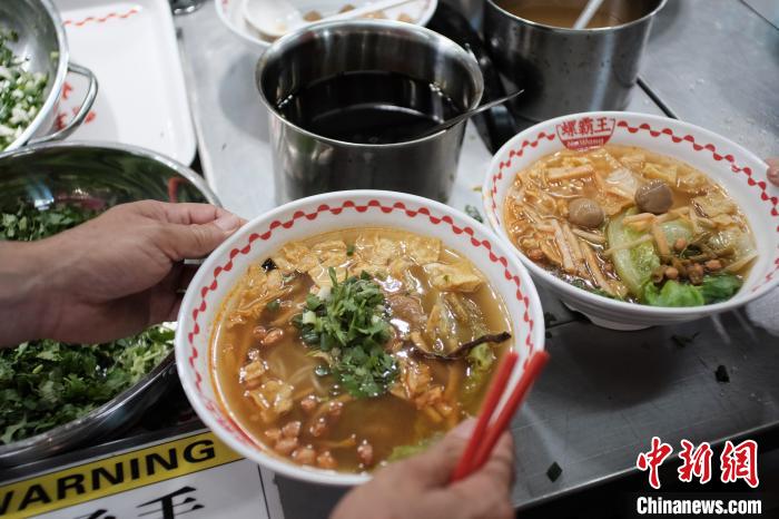 ベトナム人観光客約400人が中國で人気の「タニシ麺」味わう　広西