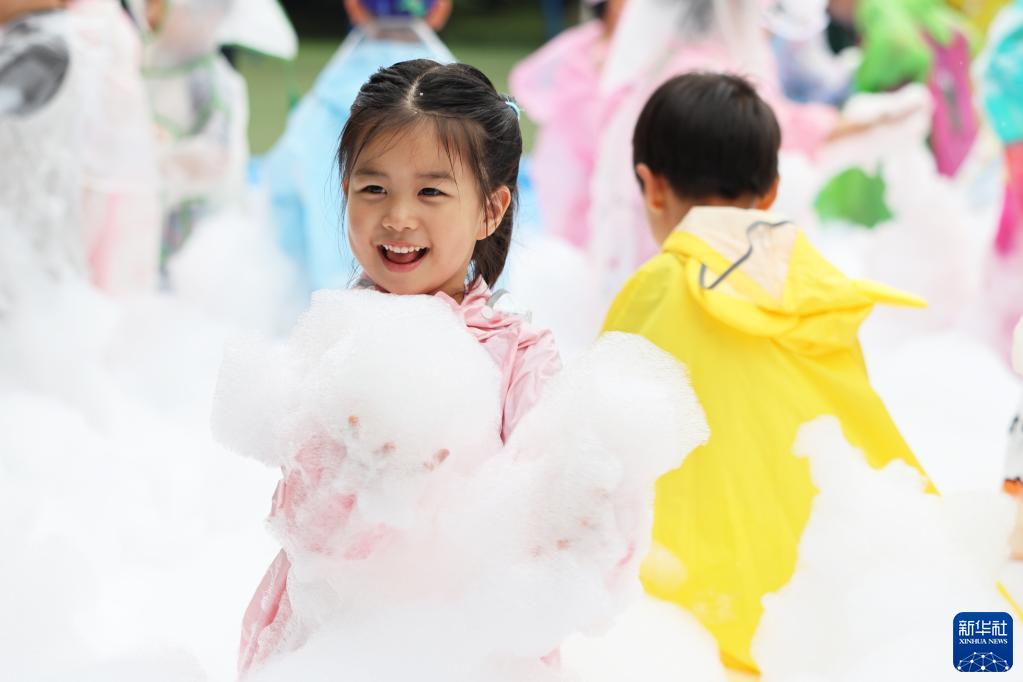 江蘇省南京市にある金陵華興実験幼稚園で行われた「泡パーティー」で遊ぶ園児（5月31日撮影?蘇陽(yáng)）。