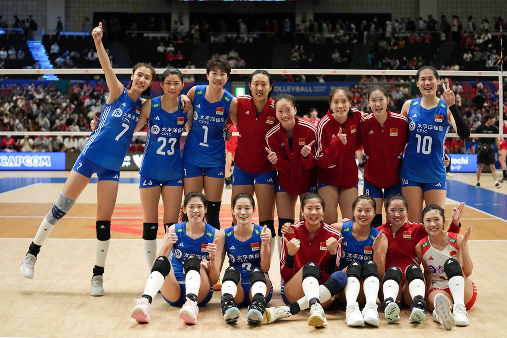 試合終了後に集合寫真を撮影する中國女子代表チーム（6月4日撮影?張笑宇）。