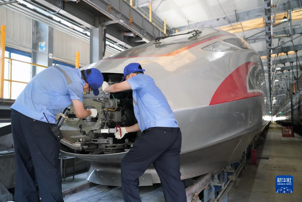 車両連結裝置の點検などの作業を行う作業員（6月15日撮影?王靜頤) 。