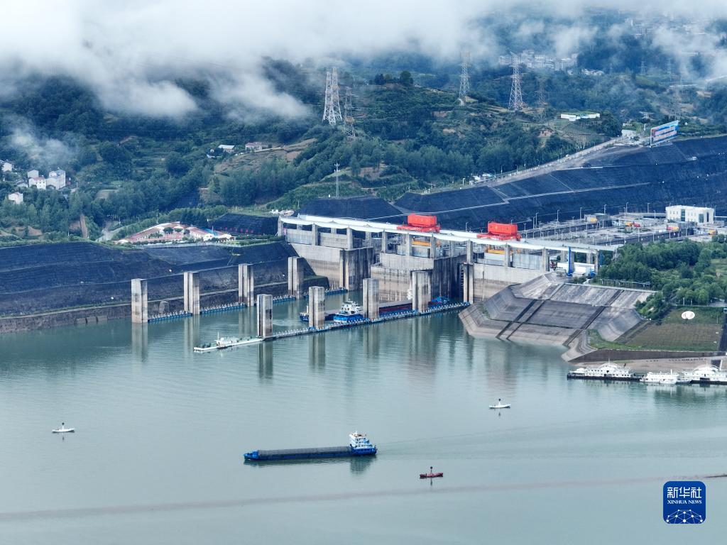 三峽ダム近くの湖北省宜昌市夷陵區太平渓鎮水域を航行する船舶（6月18日、ドローンによる撮影?王輝富）。