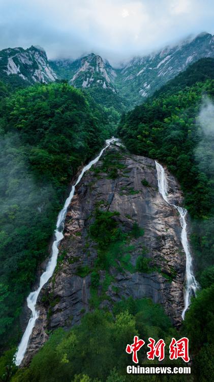 雨上がりの黃山に雲(yún)海や薄明光線、滝が現(xiàn)る　安徽省