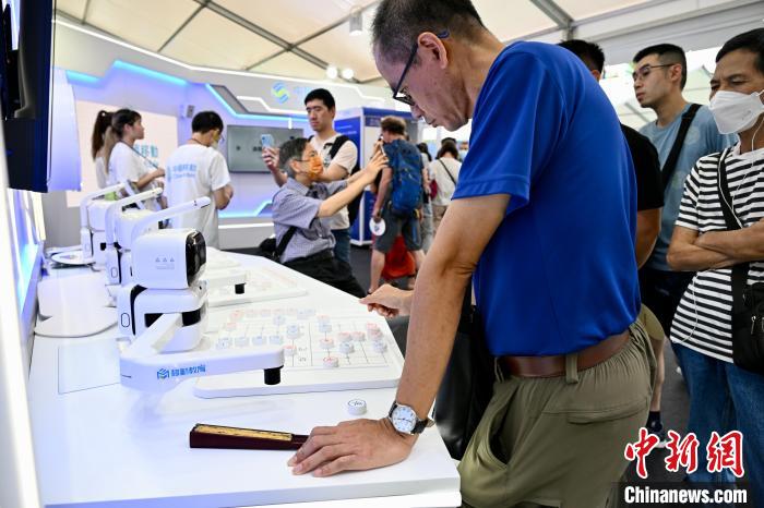 香港特區市民、7月1日の「ビクトリアパーク祖國復帰祝賀會」で祝日気分を満喫