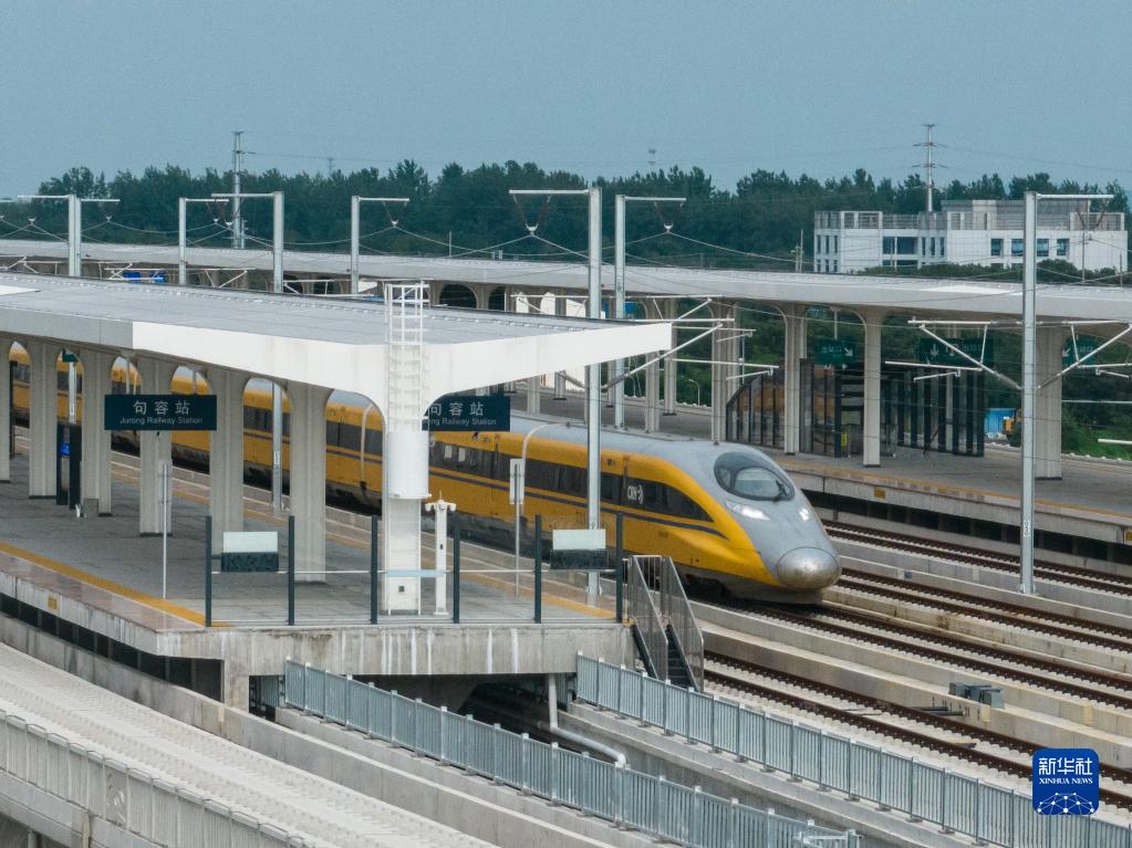 滬寧沿江高速鉄道句容駅を通過する走行試験車両（7月3日、ドローンによる撮影?王天雨）。