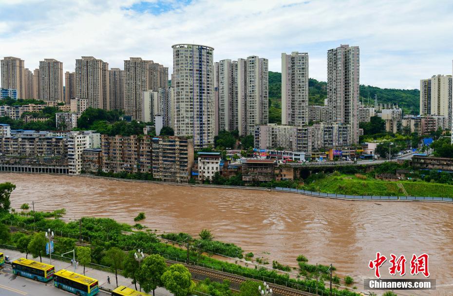 水位が上昇した重慶?綦江區(qū)の川（撮影?陳星宇）。