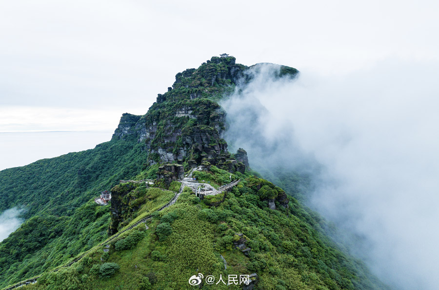 雨が上がり霧と雲(yún)に包まれた梵浄山　貴州省