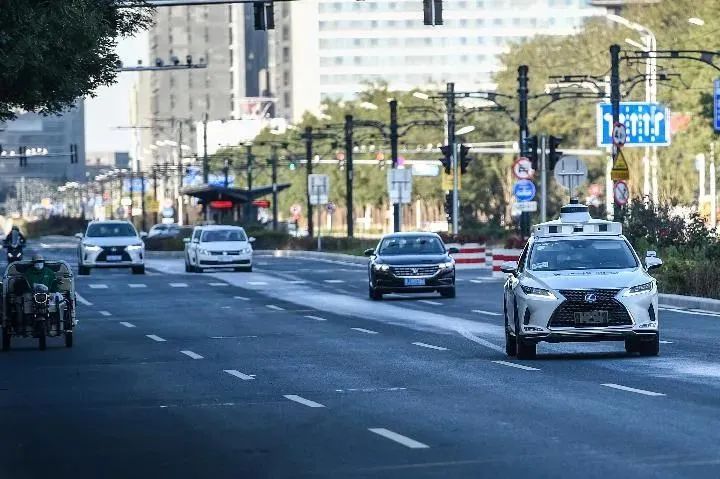 北京の街角を走る自動運転車。（寫真提供?新華社。撮影?彭子洋）