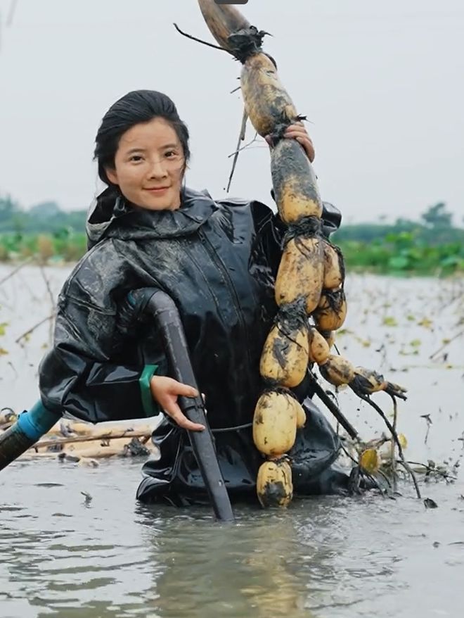 父親の看病のため帰郷し、ライブコマースで村民の所得増に貢獻(xiàn)する女性　重慶