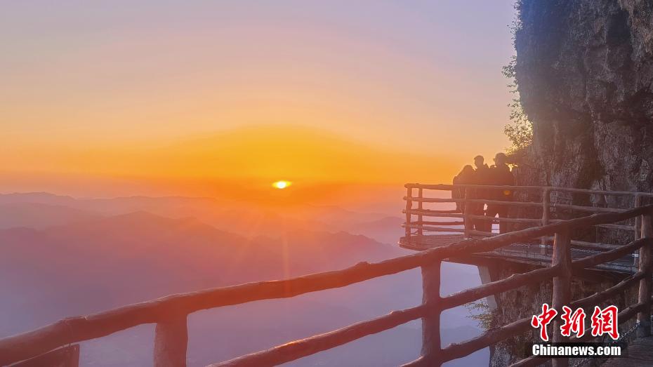 立ち止まって夏景色を鑑賞する観光客（撮影?張婷婷）。