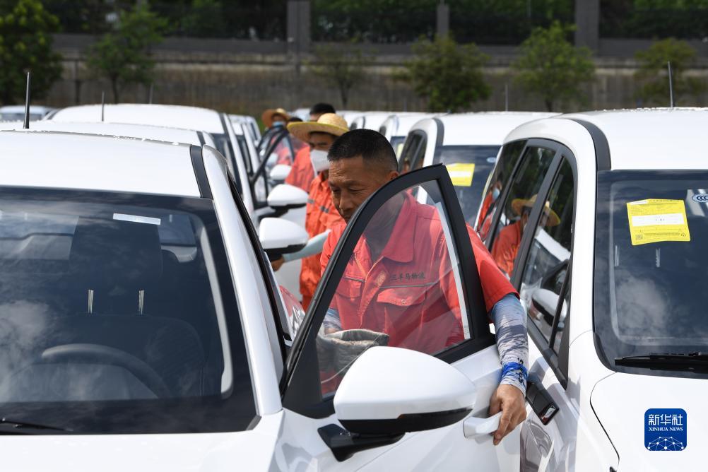 列車に「乗った」乗用車　広西