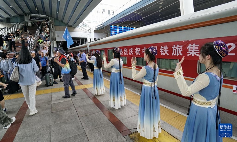 北京から新疆への観光専用列車が運行