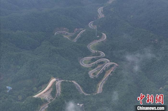 5キロでカーブが48ヶ所！銀色の蛇のように山肌を蛇行して進む道路　河南省