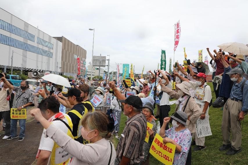 現(xiàn)地時間8月27日午後、日本の複數(shù)の野黨や労組団體による原発汚染水反対抗議集會が福島県最大の港である小名浜港付近で開催され、日本各地から約500人が集會に參加した。（撮影?岳林煒）