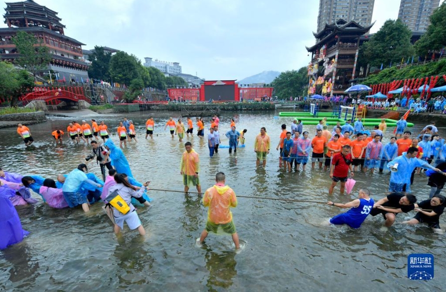 楽しくて涼しい？湖北省の貢水河で水中綱引イベント