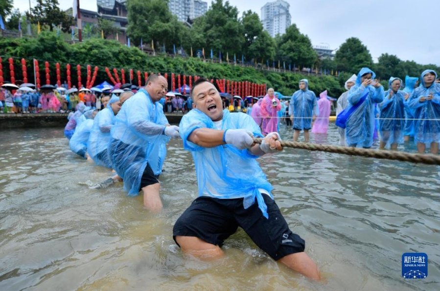 楽しくて涼しい？湖北省の貢水河で水中綱引イベント