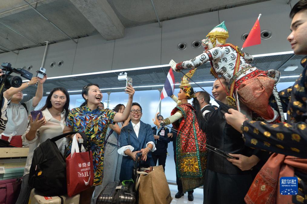 タイの中國人対象のビザ免除初日、首相自ら空港で中國人観光客を出迎え