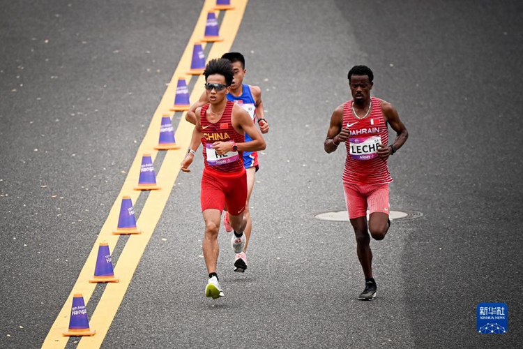 男子マラソンで中國(guó)の何傑選手が優(yōu)勝　杭州アジア大會(huì)