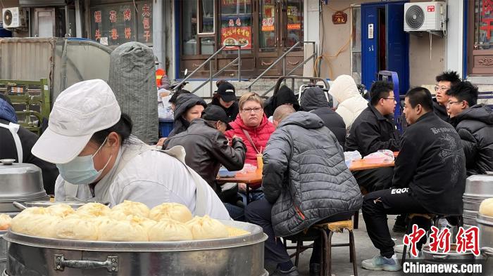 黒河市の朝市でできたての包子を味わうロシア人観光客（撮影?孫旭）。