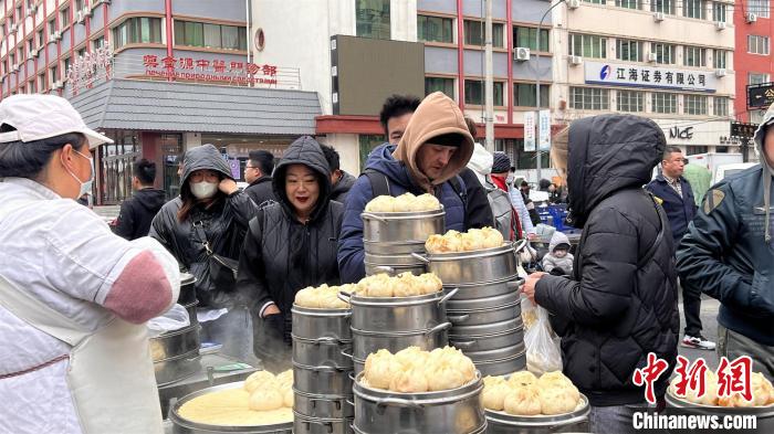 黒河市の朝市で包子を買い求めるロシア人観光客（撮影?孫旭）。