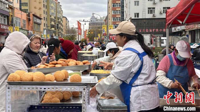 黒河市の朝市で売られていたサクサクの皮に中はもっちりのごま揚げ団子（撮影?孫旭）。