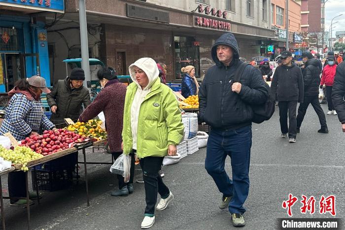 黒河市の朝市を散策するするロシア人観光客（撮影?孫旭）。