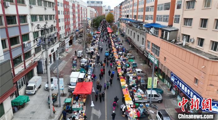 上空から撮影した黒河市の朝市（撮影?孫旭）。