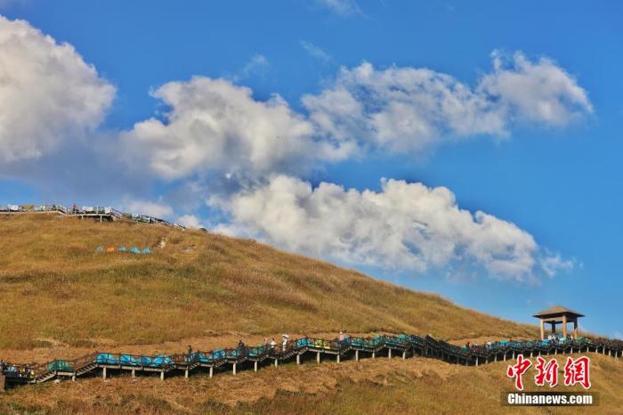 江西省の武功山の草地に設置された遊歩道を登る観光客（撮影?劉力鑫）。