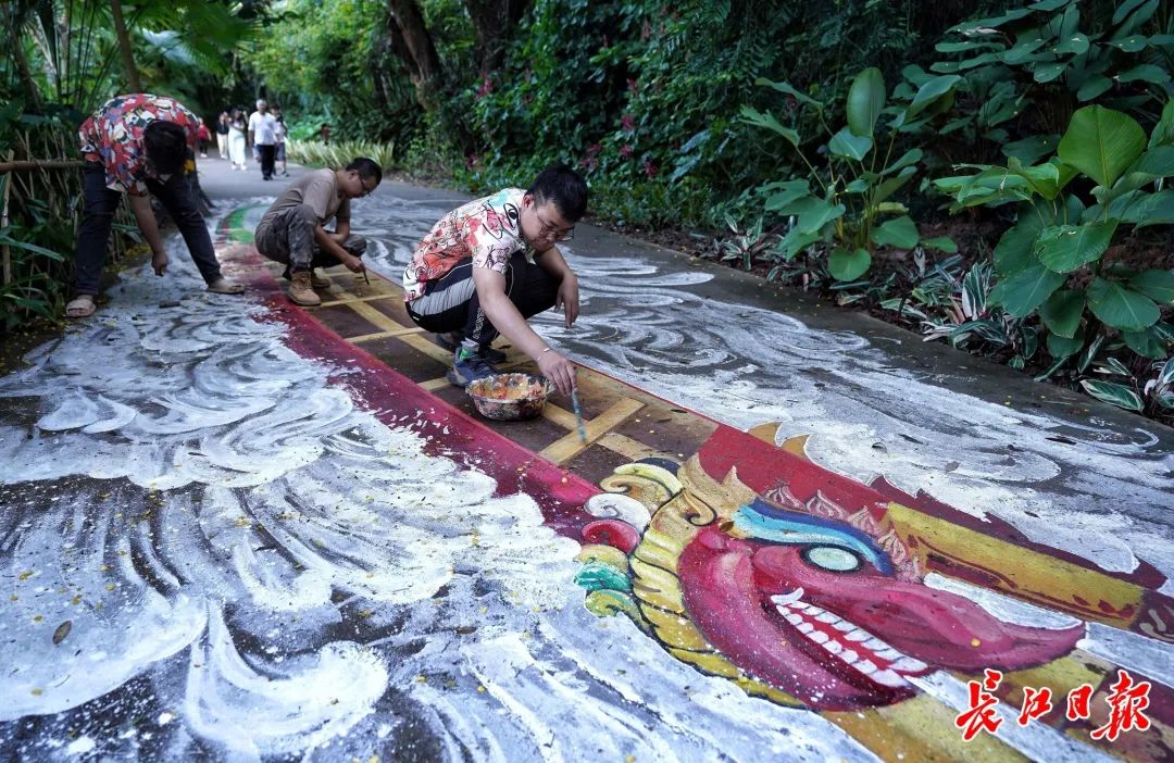 道路に立體アートを描く巖さん率いるチーム。