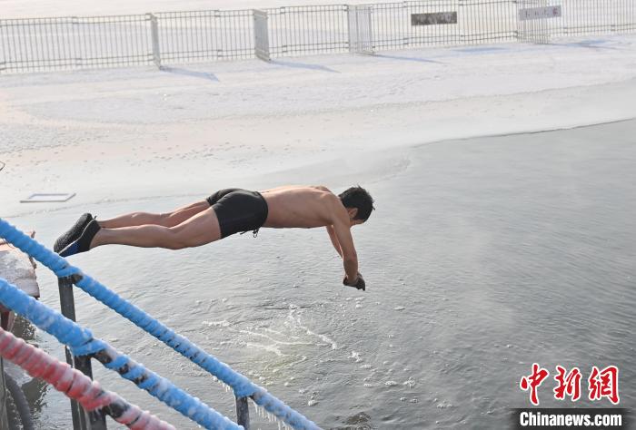 極寒の中、水中に飛び込むスイマー（撮影?張瑤）。