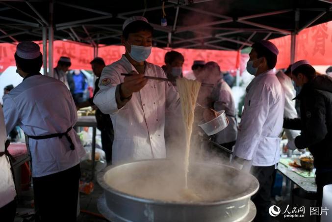 炊き出しをして、被災者に「牛肉麺」を無料で提供するボランティア。撮影?翁奇羽