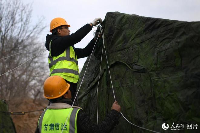 無線LANを設置する作業員（撮影?翁奇羽）。