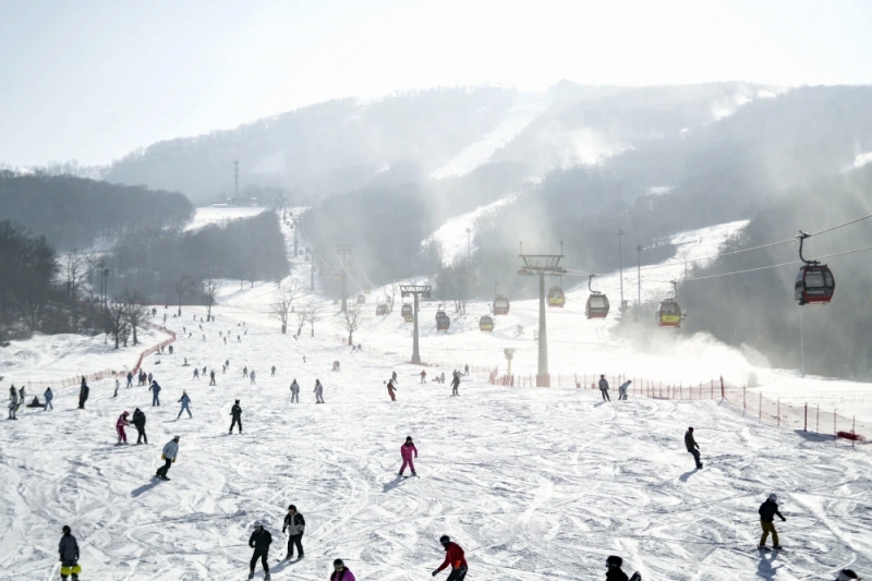 11月18日、スキーヤーで賑わう吉林市萬科松花湖リゾートのゲレンデ（撮影?許暢）。